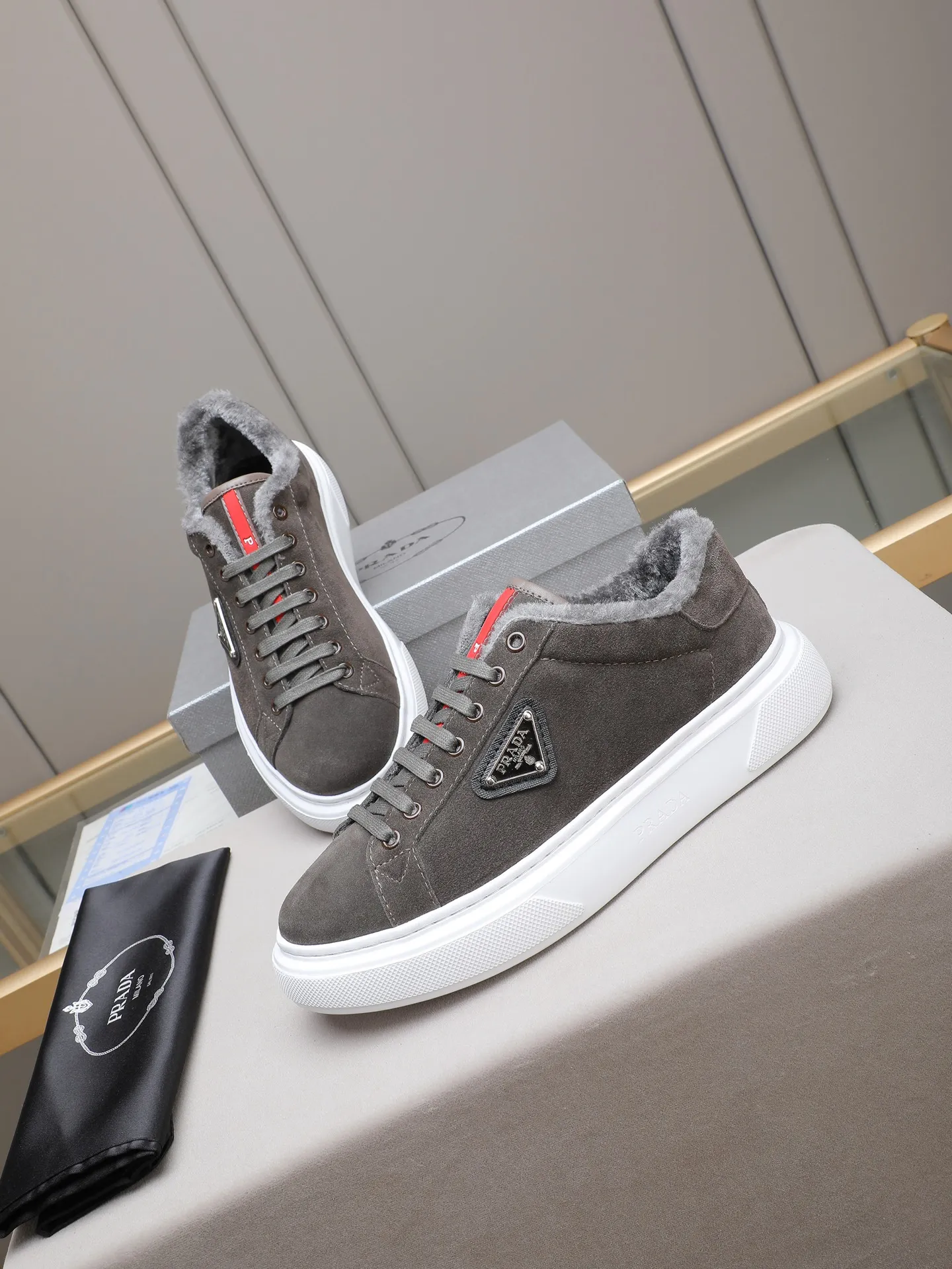 PP440 Prada/Prada men's new casual shoes, this upper is made of imported calfskin + velvet lining! The outside is decorated with the P family's classic metal triangle enamel logo, and the outsole is made of non-slip sports foam ultra-light outsole, which feels good on the feet and is a fashionable and fashionable item! Four colors to choose from!  Size: 38-44 (45 customized)